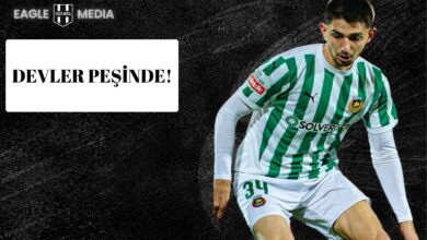 Demir Ege Tıknaz, Rio Ave formasıyla maç sırasında top sürerken görüntüleniyor.