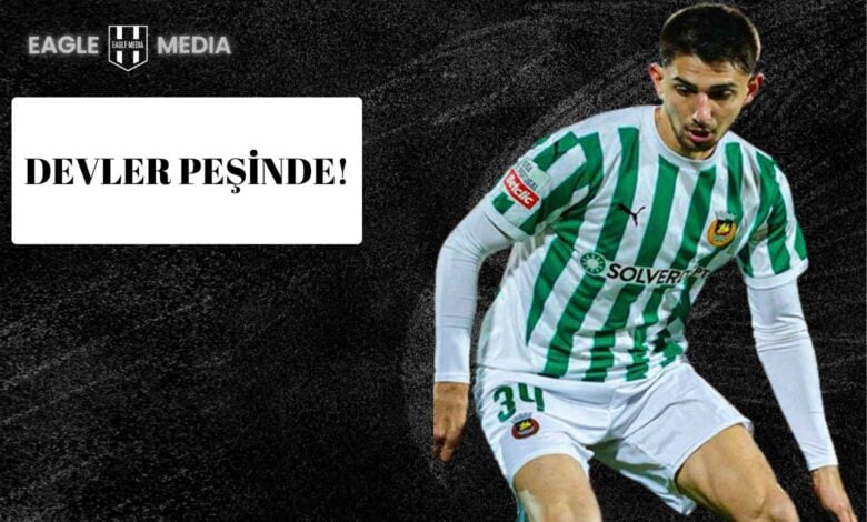 Demir Ege Tıknaz, Rio Ave formasıyla maç sırasında top sürerken görüntüleniyor.