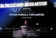 Beşiktaş Jimnastik Kulübü Divan Kurulu Toplantısı sahnesinde konuşma yapan yönetici; seçim öncesi aday sayısının arttığı 1 Mart 2025 tarihli toplantıdan bir kare.