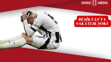 Beşiktaşlı futbolcu maç sırasında yerde oturmuş, başını iki eliyle tutarken üzgün bir şekilde görülüyor. Görselin üst kısmında “Beşiktaş’ta Sakatlık Şoku” başlığı ve Eagle Media logosu yer almakta.