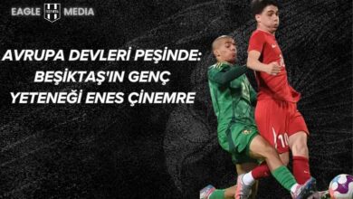 Siyah zemin önünde, kırmızı formasıyla Türkiye U18 Milli Takımı oyuncusu Enes Çinemre rakibiyle ikili mücadeleye giriyor. Sol üst köşede "Avrupa Devleri Peşinde: Beşiktaş’ın Genç Yeteneği Enes Çinemre" başlığı ve Eagle Media logosu yer alıyor.