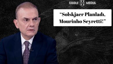 Spor yorumcusu Ercan Taner, koyu renk takım elbisesi ve desenli kravatıyla stüdyoda ciddi bir ifadeyle ekrana bakıyor. Arka planda koyu dokulu zemin üzerinde Eagle Media logosu yer alıyor. Yanında büyük puntolarla “Solskjaer Planladı, Mourinho Seyretti!” başlığı bulunuyor. Görsel, Taner’in Fenerbahçe-Beşiktaş derbisine dair köşe yazısını temsil ediyor.