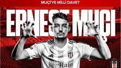 Beşiktaş formasıyla poz veren Ernest Muçi'nin, 2026 Dünya Kupası Avrupa Elemeleri için Arnavutluk Milli Takımı'na çağrıldığını duyuran görsel.