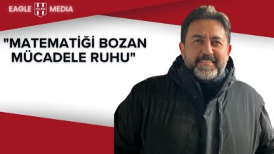 Sabah yazarı Fatih Doğan, kırmızı-beyaz arka plan önünde siyah montuyla gülümserken görülüyor. Sol üst köşede “Eagle Media” logosu yer alıyor. Yanında büyük puntolarla “Matematiği Bozan Mücadele Ruhu” ifadesi dikkat çekiyor. Görsel, Beşiktaş’ın derbideki performansını yorumladığı analiz yazısına referans veriyor.