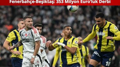 Fenerbahçe ve Beşiktaş oyuncuları derbi mücadelesinde ceza sahasında pozisyon alıyor. Arka planda kalabalık tribünler, üstte kırmızı bant üzerinde “Fenerbahçe-Beşiktaş: 353 Milyon Euro’luk Derbi” yazısı yer alıyor.