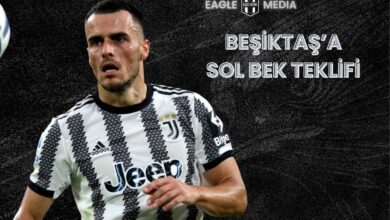 Filip Kostic, Juventus formasıyla bir maç sırasında odaklanmış şekilde koşarken; arka planda "Beşiktaş'a Sol Bek Teklifi" başlığı ve Eagle Media logosu yer alıyor.