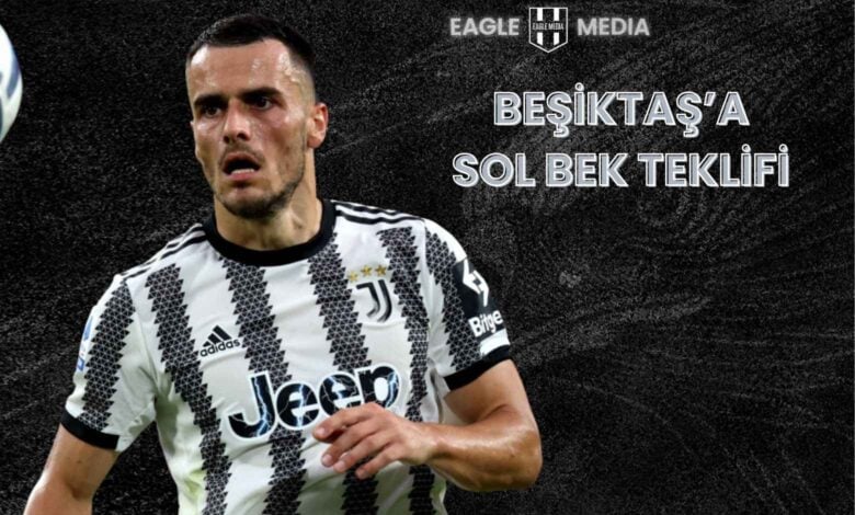 Fenerbahçe'nin Oyuncusu Beşiktaş'a Önerildi 1 2024/2025 sezonunu hayal kırıklığıyla kapatan Beşiktaş, yeni sezonun kadro planlamasına şimdiden başladı. Siyah-Beyazlılar, özellikle savunma hattında yaşanan istikrarsızlığı çözmek için çalışmalara hız verirken, gündeme sürpriz bir isim geldi: Filip Kostic. Filip Kostic, Juventus formasıyla bir maç sırasında odaklanmış şekilde koşarken; arka planda "Beşiktaş'a Sol Bek Teklifi" başlığı ve Eagle Media logosu yer alıyor.