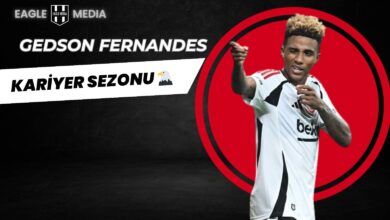 Beşiktaş formasıyla zafer işareti yapan Gedson Fernandes kırmızı daire içinde öne çıkarılmış; sol üst köşede “Gedson Fernandes” ve altında büyük puntolarla “Kariyer Sezonu” yazısı yer almakta. Arka fonda siyah zemin üzerinde Eagle Media logosu bulunuyor. Görsel, oyuncunun 2024/25 sezonundaki etkileyici performansını temsil ediyor.