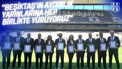 Beşiktaş JK Denetim Kurulu Başkanı Gökhan Tiryaki ve denetim kurulu üyeleri, Tüpraş Stadyumu’nda mazbatalarını ellerinde tutarken, üst kısımda “Beşiktaş’ın aydınlık yarınlarına hep birlikte yürüyoruz” yazısı yer alıyor.