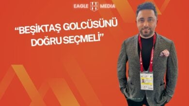 Gökmen Özcan, kırmızı arka planda “Beşiktaş golcüsünü doğru seçmeli” başlıklı görselde, Tivibu Spor basın kartı ile poz veriyor.