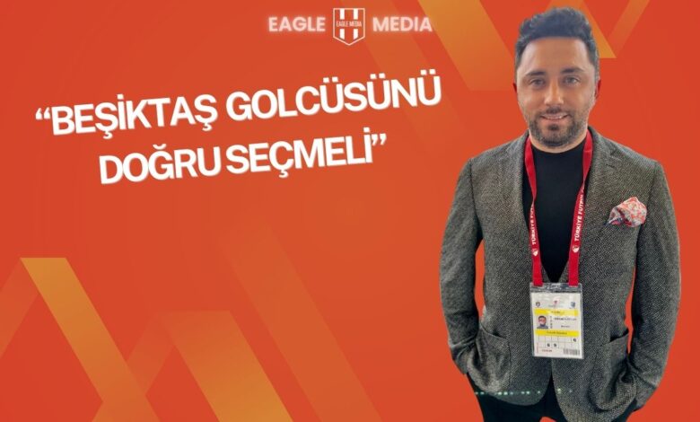 Gökmen Özcan, kırmızı arka planda “Beşiktaş golcüsünü doğru seçmeli” başlıklı görselde, Tivibu Spor basın kartı ile poz veriyor.
