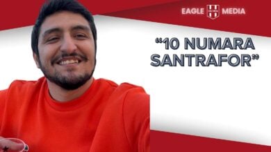 Gülümseyen bir genç adam kırmızı sweatshirt ile kameraya poz verirken, arka planda “10 Numara Santrafor” ifadesi dikkat çekiyor. Görsel, Beşiktaş’ın transfer gündemindeki Jonas Wind’in forvet ve oyun kurucu özelliklerini öne çıkaran analizle ilişkilendiriliyor.