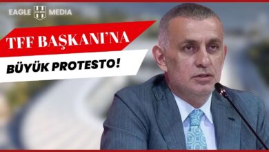 TFF Başkanı İbrahim Hacıosmanoğlu, Kocaelispor’un Süper Lig şampiyonluk kutlamasında taraftarlar tarafından protesto ediliyor. Görselde sahnede konuşma yaparken tepkilere maruz kalan Hacıosmanoğlu görülüyor.