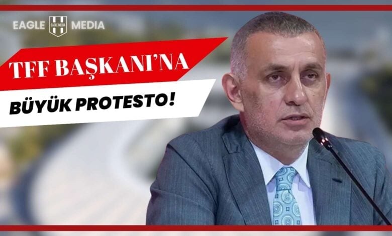 TFF Başkanı İbrahim Hacıosmanoğlu, Kocaelispor’un Süper Lig şampiyonluk kutlamasında taraftarlar tarafından protesto ediliyor. Görselde sahnede konuşma yaparken tepkilere maruz kalan Hacıosmanoğlu görülüyor.