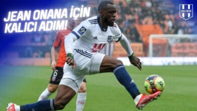 Jean Onana'nın maç esnasında top kontrol ettiği bir an. Ön planda Genoa forması giyen Onana yer alırken arka planda rakip oyuncular bulanık şekilde görülüyor.