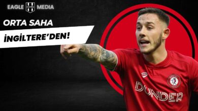 Josh Brownhill kırmızı Bristol City formasıyla sahada elini uzatmış; üst tarafta “Orta Saha İngiltere’den!” başlığı yer alıyor.