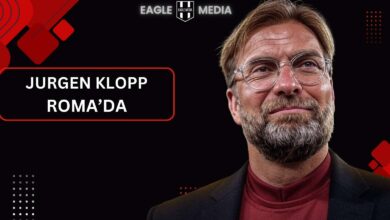 Siyah arka planda kırmızı grafik detaylarla tasarlanmış görselde, Jürgen Klopp gülümserken görünüyor. Sol üstte “Jurgen Klopp Roma’da” yazısı ve üst kısımda Eagle Media logosu yer alıyor.