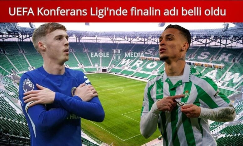UEFA Konferans Ligi finali öncesi iki futbolcu; Chelsea formasıyla bir oyuncu ve Real Betis formasıyla diğer oyuncu, Polonya’daki Estádio Municipal de Breslávia stadında karşı karşıya geliyor. Arka planda boş tribünler ve yeşil sahayla birlikte “Eagle Media” logosu görünüyor.