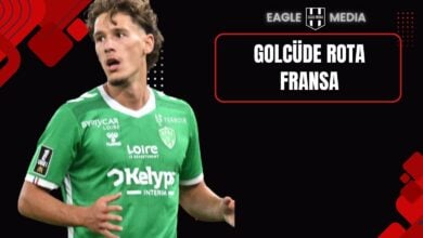 Saint-Étienne forması giyen Lucas Stassin yeşil formasıyla odaklanmış şekilde sahada görülüyor; arka planda “Golcüde Rota Fransa” başlığı ve Eagle Media logosu yer alıyor.