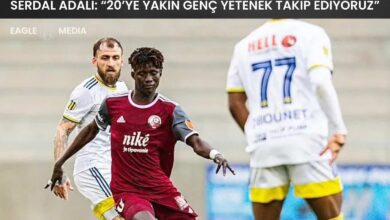Mahmudu Bajo’nun maç sırasında rakip oyuncularla mücadele ettiği aksiyon anı; üst kısımda Eagle Media logosu ve “Serdal Adalı: 20’ye Yakın Genç Yetenek Takip Ediyoruz” başlığı ile hazırlanmış kapak tasarımı.