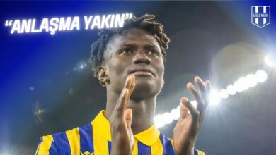 Beşiktaş’ın transfer gündeminde yer alan Mahmudu Bajo, sarı-lacivert çizgili formasıyla tribünlere alkış gönderiyor. Fotoğrafın sol üst köşesinde “Anlaşma Yakın” yazısı, sağ üstte Eagle Media logosu yer alıyor.