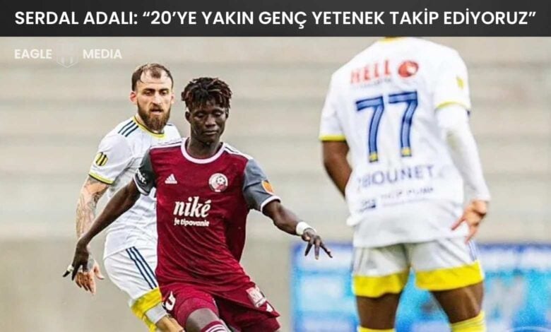 Mahmudu Bajo’nun maç sırasında rakip oyuncularla mücadele ettiği aksiyon anı; üst kısımda Eagle Media logosu ve “Serdal Adalı: 20’ye Yakın Genç Yetenek Takip Ediyoruz” başlığı ile hazırlanmış kapak tasarımı.