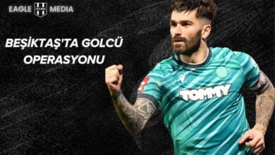 Siyah arka plan üzerinde, Hajduk Split formasıyla görüntülenen Marko Livaja sağ kolunu kaldırmış şekilde poz veriyor. Görselin sol üst kısmında “Eagle Media” logosu ve “Beşiktaş’ta Golcü Operasyonu” yazısı yer alıyor. Görsel, Beşiktaş’ın Livaja transfer hamlesine dair haberi temsil ediyor.