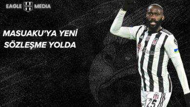 Beşiktaş formasıyla yumruğunu havaya kaldıran Arthur Masuaku; arka planda siyah dokulu zemin, “Masuaku’ya Yeni Sözleşme Yolda” yazısı ve Eagle Media logosu yer almakta.
