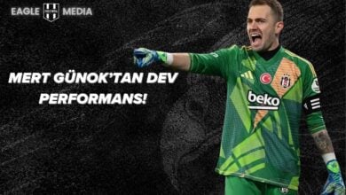 Beşiktaş kalecisi Mert Günok, Fenerbahçe derbisinde yaptığı kritik kurtarışlarla dikkat çekiyor, yeşil kaleci formasıyla eldiveniyle yönlendirme yaparken coşkulu bir an yaşıyor. Arka planda Eagle Media logosu ve “Mert Günok’tan Dev Performans!” yazısı yer alıyor.