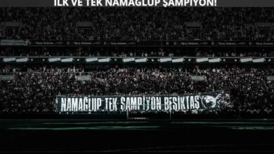 Vodafone Park’ta Beşiktaş taraftarlarının açtığı “Namağlup Tek Şampiyon Beşiktaş” yazılı pankart, 1991-92 sezonundaki namağlup şampiyonluğun anısına tribünlerde dalgalanıyor; arka planda kalabalık tribün atmosferi.