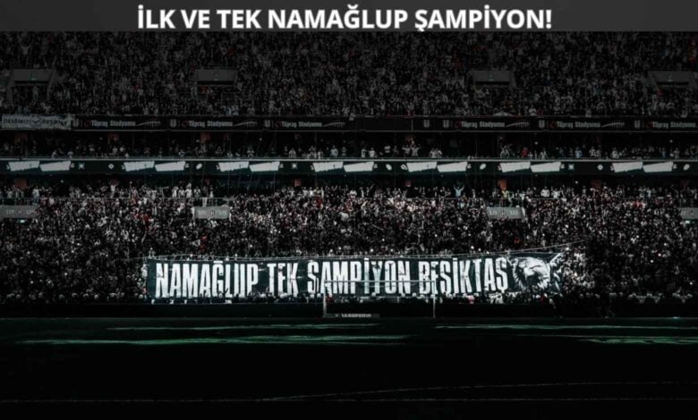 Vodafone Park’ta Beşiktaş taraftarlarının açtığı “Namağlup Tek Şampiyon Beşiktaş” yazılı pankart, 1991-92 sezonundaki namağlup şampiyonluğun anısına tribünlerde dalgalanıyor; arka planda kalabalık tribün atmosferi.
