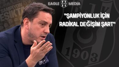 Okan Koç, A Spor yayında Beşiktaş yönetimi ve teknik direktör Solskjaer hakkında konuşuyor; arka planda Beşiktaş logosu ve “Şampiyonluk için radikal değişim şart” ifadesi yer alıyor.