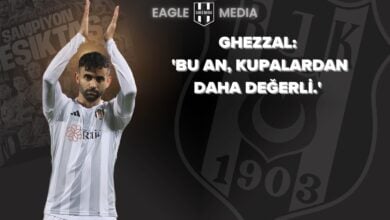 Beşiktaş formasıyla Rachid Ghezzal, alkışlayarak taraftara veda ediyor. Arka planda "Bu an, kupalardan daha değerli" ifadesi yer alıyor.