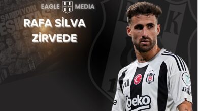 2025 yılında Süper Lig'de 7 gol ve 5 asistle oynayan Beşiktaşlı futbolcu Rafa Silva'nın başarı odaklı bir tasarım görseli; arka planda takım arkadaşlarıyla birlikte şampiyonluk vurgusu yer alıyor.