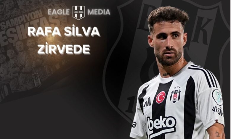 2025 yılında Süper Lig'de 7 gol ve 5 asistle oynayan Beşiktaşlı futbolcu Rafa Silva'nın başarı odaklı bir tasarım görseli; arka planda takım arkadaşlarıyla birlikte şampiyonluk vurgusu yer alıyor.