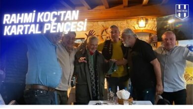 Rahmi Koç, Bodrum’da Beşiktaş Kongre Üyeleriyle birlikte restoranda poz verirken “kartal pençesi” hareketi yapıyor.