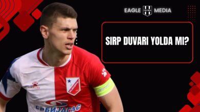 Ranko Veselinović, kırmızı-beyaz Vojvodina formasıyla maç sırasında görüntüleniyor; görselde “Sırp Duvarı Yolda mı?” başlığı yer alıyor.