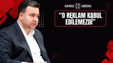 Beşiktaş Belediyesi Başkan Vekili Rasim Şişman, mikrofon önünde basın toplantısında açıklamalarda bulunuyor. Üzerinde koyu renk bir takım elbise ve beyaz gömlek var. Ciddi bir ifade ile konuşma yapıyor.
