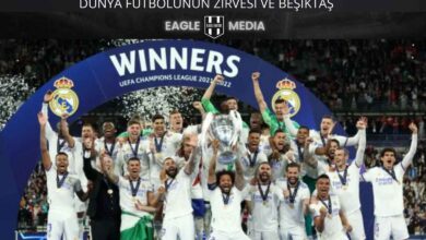 Real Madrid futbolcuları UEFA Şampiyonlar Ligi kupasını kaldırırken büyük sevinç yaşıyor; arkada “Winners” yazılı dev afiş ve kupa töreni atmosferi yer alıyor, üstte “Dünya Futbolunun Zirvesi ve Beşiktaş” başlığı bulunuyor.