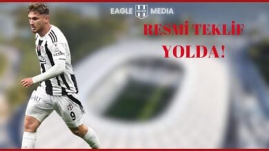 Beşiktaş formasıyla sahada koşan genç futbolcu Semih Kılıçsoy’un yer aldığı görsel. Arka planda flu şekilde Beşiktaş Stadyumu silueti bulunurken, sağ üstte kırmızı renkte “Resmi Teklif Yolda!” başlığı yer alıyor.
