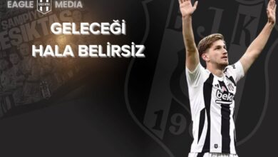 Beşiktaş formasıyla iki kolunu havaya kaldırmış Semih Kılıçsoy ön planda; arka planda şampiyonluk posteri ve BJK logosu silik şekilde yer alırken üst kısımda “Geleceği Hâlâ Belirsiz” yazısı ve Eagle Media logosu dikkat çekiyor.