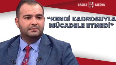 Sercan Dikme, takım elbiseyle yayında ciddi bir yüz ifadesiyle görünüyor. Sağ üst köşede “Kendi kadrosuyla mücadele etmedi” ifadesi koyu yazıyla yer almakta. Arka planda kırmızı-beyaz geçişli zemin ve üstte Eagle Media logosu bulunuyor. Görsel, Beşiktaş'ın teknik analizine dair bir yorumu yansıtmaktadır.