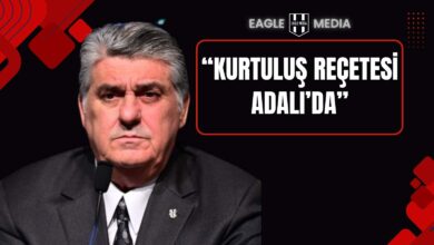 Siyah fon önünde konuşma yapan Beşiktaş başkan adayı Serdar Adalı, ciddi bir ifadeyle mikrofon başında görülüyor. Görselin sağında büyük puntolarla “Kurtuluş Reçetesi Adalı’da” başlığı yer alıyor ve üstte Eagle Media logosu bulunuyor.