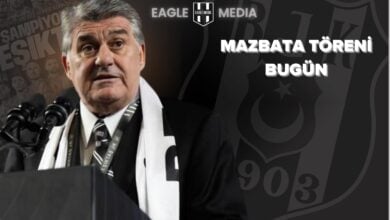 Beşiktaş Başkanı Serdal Adalı, siyah-beyaz atkısıyla kürsüde konuşma yaparken görülüyor. Arka planda Beşiktaş logosu ve “Mazbata Töreni Bugün” yazısı öne çıkıyor. Görsel, Beşiktaş’ın yeni başkanı Adalı’nın görevi resmen devraldığı mazbata törenine gönderme yapıyor.
