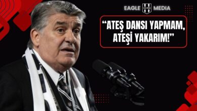 Siyah fon üzerinde mikrofon başında konuşan Beşiktaş Başkanı Serdal Adalı yer alıyor. Sağ üstte kırmızı çerçeve içinde “Ateş dansı yapmam, ateşi yakarım!” ifadesi dikkat çekiyor. Üstte Eagle Media logosu yer almakta.