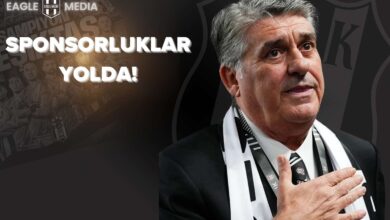 Beşiktaş Başkanı Serdal Adalı’nın kulüp atkısıyla verdiği samimi poz; arka planda "Sponsorluklar Yolda!" yazısı ve şampiyon Beşiktaş takımının kolajı yer alıyor. Görsel, GAIN Medya ile yapılan sponsorluk görüşmeleri bağlamında kullanılmıştır.