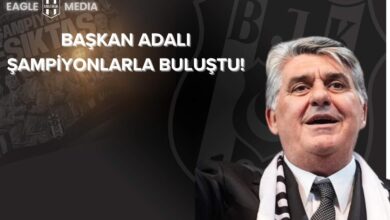 Beşiktaş Başkanı Serdal Adalı’nın siyah-beyaz atkısıyla kameraya gülümsediği ve arka planda U16 şampiyon takımı görsel kolajının yer aldığı buluşma temalı bir görsel. Üstte “Başkan Adalı Şampiyonlarla Buluştu!” yazısı dikkat çekiyor.
