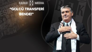 Beşiktaş başkan adayı Serdal Adalı, siyah-beyazlı atkısıyla kameralar karşısında, "Golcü transferi bende!" mesajını verirken elini kalbine koyuyor.