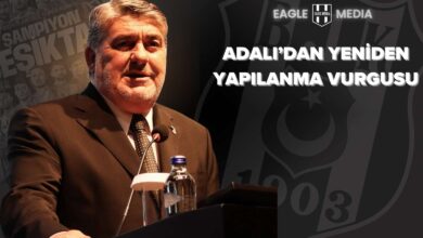 Beşiktaş Başkanı Serdal Adalı’nın kürsüde konuşma yaptığı görsel; arka planda Beşiktaş logosu ve “Adalı’dan Yeniden Yapılanma Vurgusu” başlığı bulunan kapak tasarımı.
