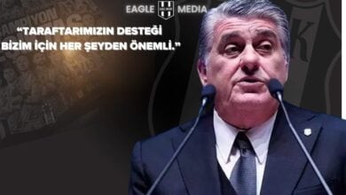 Beşiktaş Başkanı Serdal Adalı kürsüde konuşma yaparken; arka planda siyah-beyaz formalı futbolcular yer alıyor ve görselde “Taraftarımızın desteği bizim için her şeyden önemli” sözü öne çıkıyor.